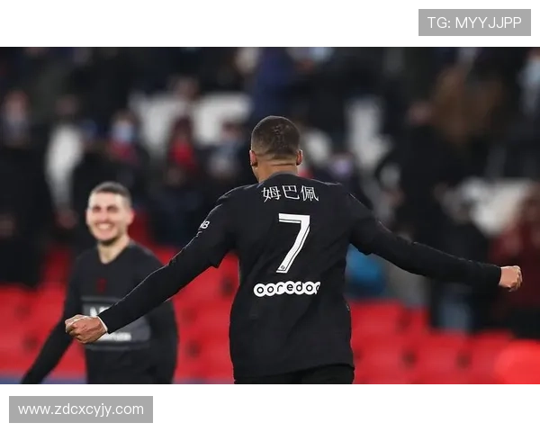 巴黎新赛季第四款球衣发布黑色主调搭配炭灰与玫瑰色渐变设计