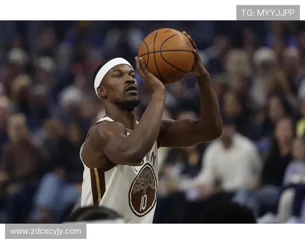 损友行为引发争议巴特勒罚球遭坑瞬间疑惑不解原地愣神 损友行为引发争议巴特勒罚球遭坑瞬间疑惑不解原地愣神